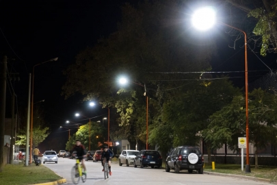Se inauguraron las nuevas luminarias led frente al Club Defensores
