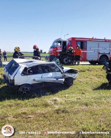 Vuelco de un automóvil en el cruce de Autopista y Ruta 12