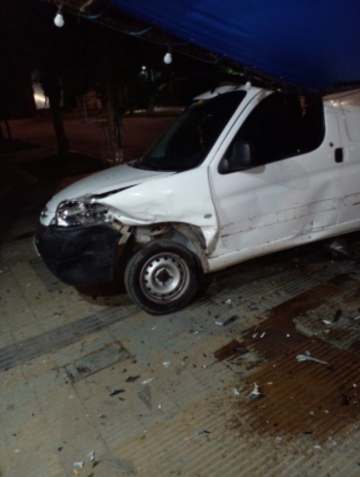Chocó una furgoneta estacionada y dañó el tinglado de un kiosco 