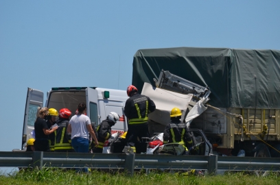 Hombre quedó atrapado en los hierros por un choque de su automóvil contra un camión 