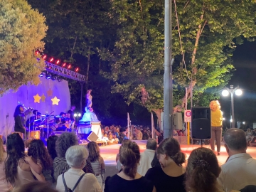 Encendieron el árbol navideño en Marcos Juárez