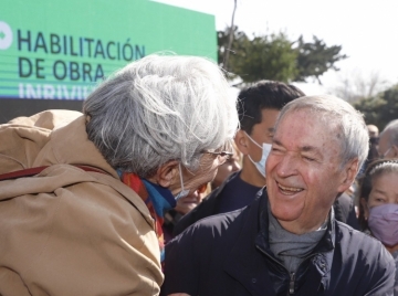 Schiaretti habilitó la planta y la primera conexión a la red de líquidos cloacales 
