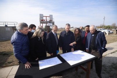 Schiaretti habilitó la planta y la primera conexión a la red de líquidos cloacales 