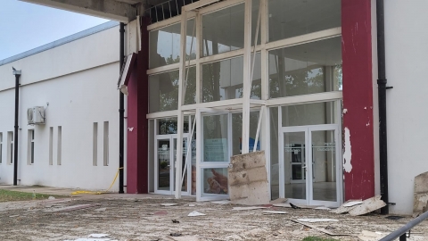 Las fuertes ráfagas de viento provocaron daños en el acceso del Centro Cívico