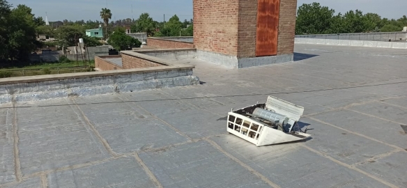 Arrancaron tres aires acondicionados y robaron líneas eléctricas de la escuela IPEM 277