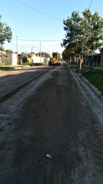 Servicios Urbanisticos trabaja hoy con la motoniveladora en Villa Argentina