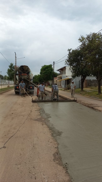 La Secretaría de Servicios Urbanísticos informa que están hormigonando la calzada en Pedro Lino Funes entre Avellaneda y Santa Fe