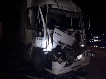 Armstrong: camionero sufrió fractura al impactar de atras otro camión que se dio a la fuga